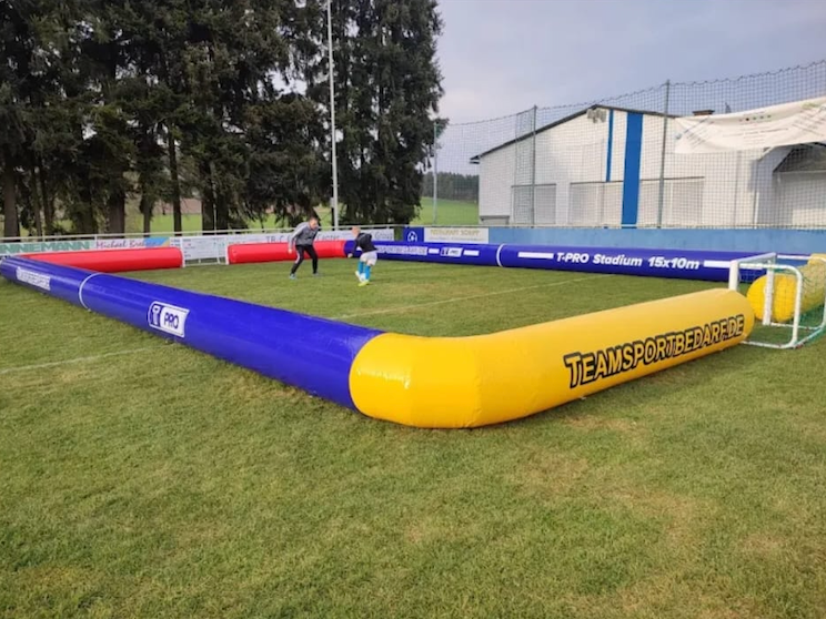 Aufblasbares Soccerfeld mieten